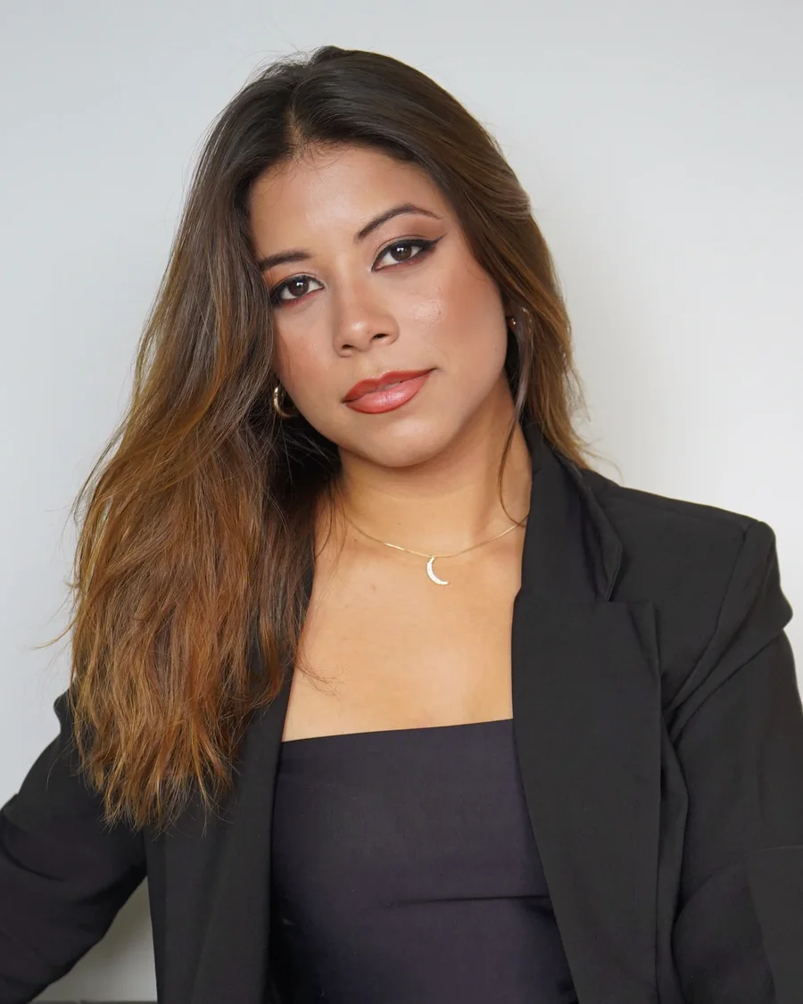 Amanda Lopes olhando para a câmera